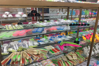 兩元小商品店 日用百貨的平價寶藏